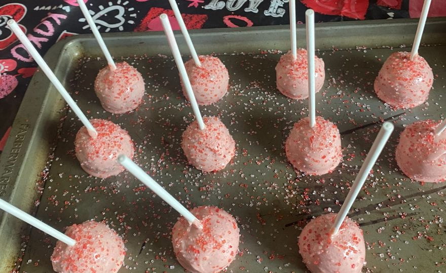 How to Make Valentine’s Cake Pops With Just 6 Easy Ingredients!